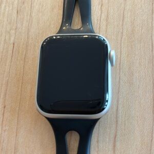 APPLE WATCH SERIES 6 40mm with band